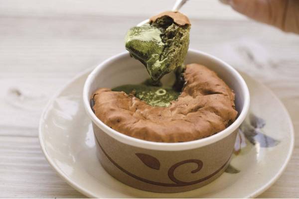 ゴディバ“とろとろ食感”の「スプーンで食べる生カステラ」に抹茶フレーバー、ほろ苦い大人の風味