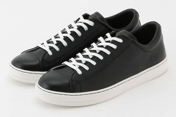 コンバースのスニーカー「レザー オールスター クップ」アダム エ ロペ別注のオールブラックモデル