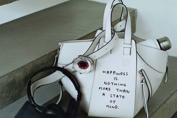 ロエベの「ハンモック」バッグに“ポジティブなメッセージ入り”新作、本田翼の新ビジュアル公開