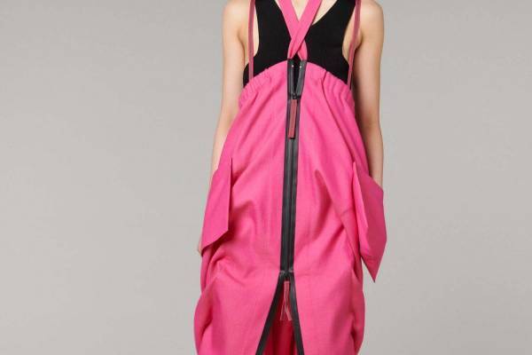 132 5. イッセイ ミヤケ新作“風呂敷”着想のドレス＆ファスナーで"形が変わる"ジャンプスーツ