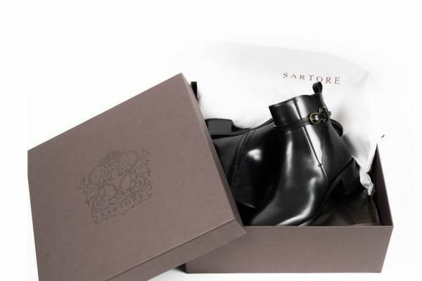 仏シューズ「サルトル」ベルト付ショートブーツ、約1万人の足型データから生まれたジャパンフィット