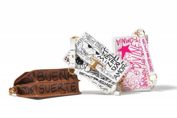 トッズ“ストリートアート”着想のバッグ&シューズ、手描きメッセージ入り「T タイムレス」など