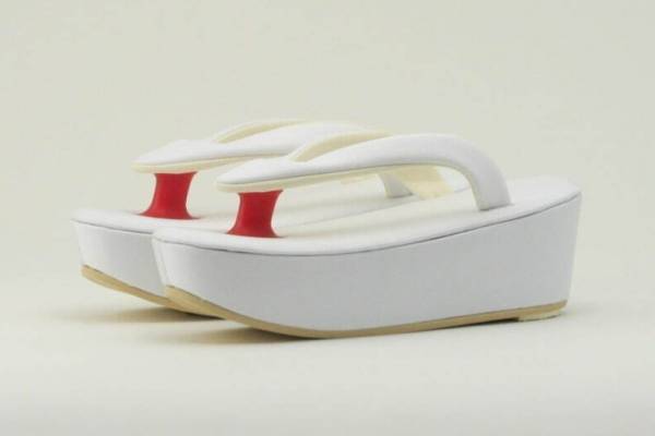 “下駄風”ウエッジソールサンダル「コドリ」京都・祇園の老舗履物匠が作る和風シューズ