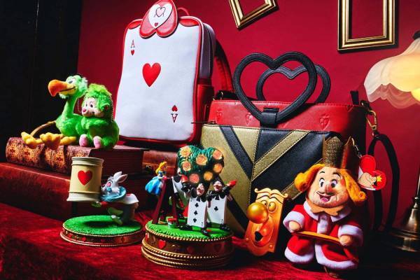 『ふしぎの国のアリス』“ハートの女王”モチーフのバッグやアクセサリーなど、全国ディズニーストアに