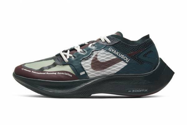 ナイキラボ×アンダーカバー「GYAKUSOU」グラフィック入り厚底シューズや“風車”ロゴウェア