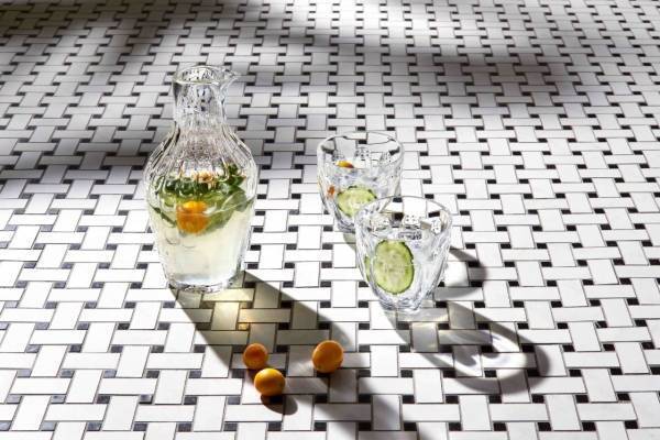 バカラ“四つ葉”底面のタンブラー＆鳥型カラフ、アイコングラス「アルクール」180周年記念で