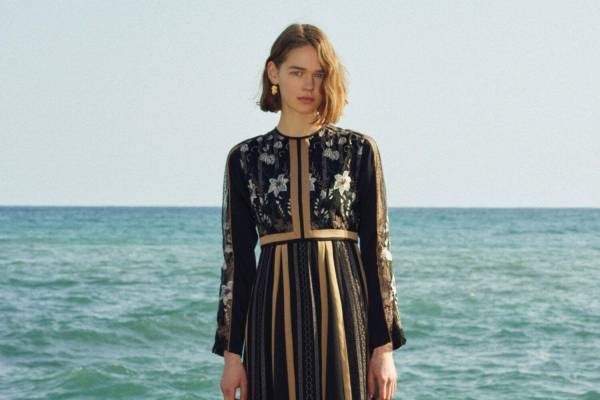 ミューラル“フリージアの刺繍”揺らめくドレスなど、21年秋冬新作 - 渋谷では試着会も