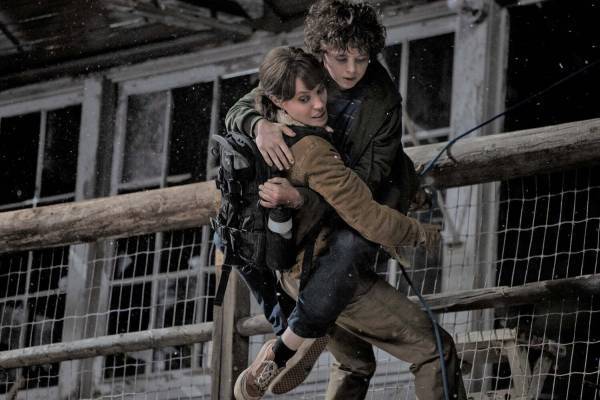 映画『モンタナの目撃者』アンジェリーナ・ジョリー主演、暗殺者×未曾有の山火事から少年を守る