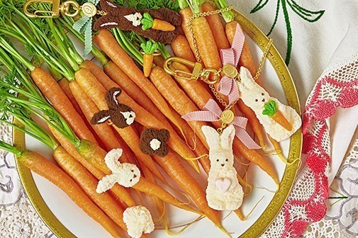 Q-pot.「ラビットクッキー」アクセサリー、にんじんを抱えたうさぎクッキーのキーチャームなど