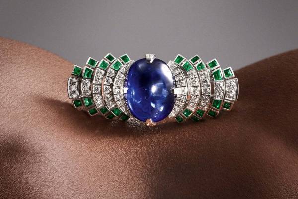 カルティエの新作ハイジュエリー、“パンテール”着想ネックレスや“ピーコック色”リング