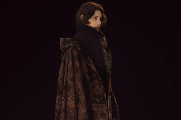 Y'sの新作ウェア、華やかなジャカード地のケープや“雪景色”のような模様のコート