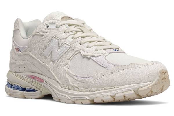 ニューバランス「ML2002R」にヴィンテージ加工を施した新作、長年履き込まれ劣化した一足がモチーフ