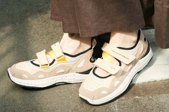 エミ×スイコックの"スニーカー"サンダル、イエロー&ブルーを効かせたベージュカラー