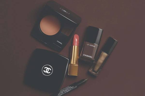 シャネル2021年秋冬コスメ - “トーン・オン・トーン”で楽しむ、カーキ＆グレーのアイカラー