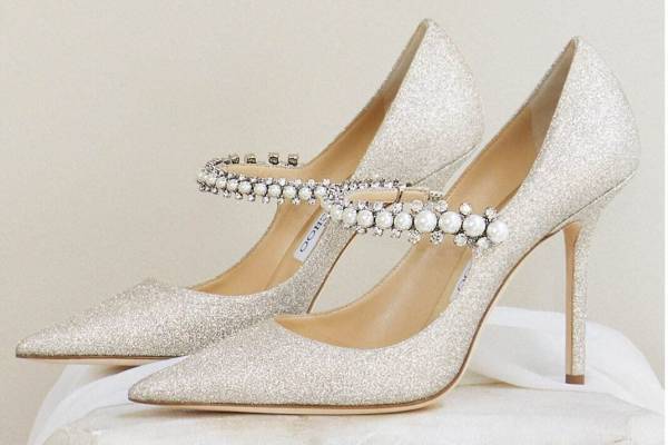 ジミー チュウ“総パール＆クリスタルストラップ”のブライダルサンダルやミュール