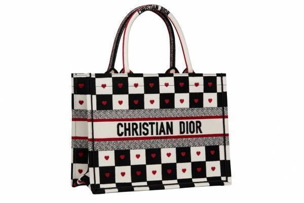 ディオール“おとぎ話”着想の限定アイテム、真っ赤なハート柄ブックトート＆ハート揺れるピアス