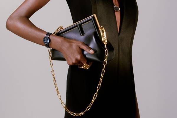 フェンディ、キム・ジョーンズ手掛ける秋冬シーズンの新作バッグ＆シューズ“F”ロゴを大胆に配して