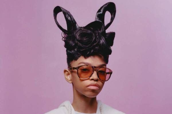 ジェイ ダブリュー アンダーソン×ペルソールのサングラス、鮮やかミックスカラーの「649」と「0009」