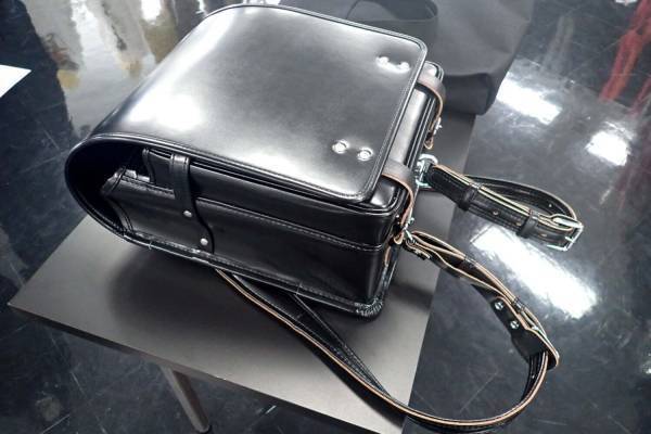 コム デ ギャルソン・オム プリュスのランドセル、子供の成長とともに風合いが増す“黒の牛革”