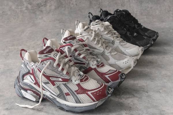 バレンシアガ新作スニーカー「ランナー」“接着剤”＆切りっぱなしアッパー、キス トウキョウで先行発売