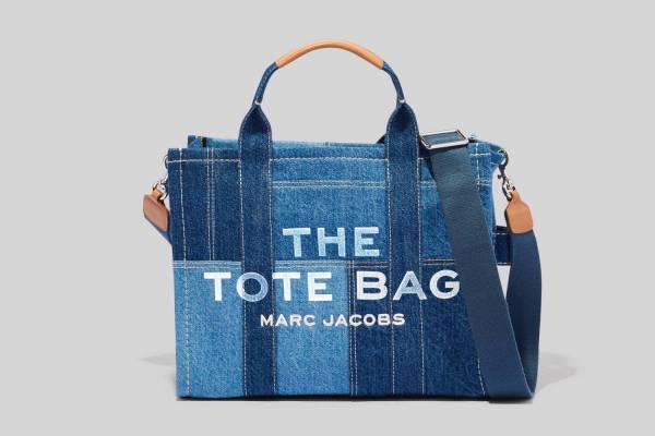 マーク ジェイコブス「ザ トート バッグ」デニム素材の新作、風合い豊かなパッチワーク仕様