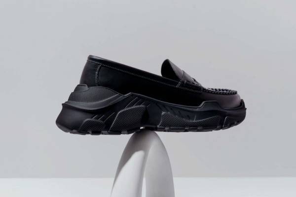 アキコアオキ「ヌーン」からブランド初のシューズ、”ローファー×スニーカー”を融合