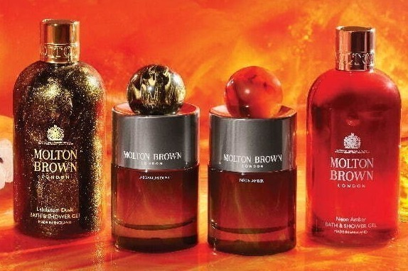 モルトンブラウン21年秋フレグランス、アンバーウッディの香りの香水＆ラメ入りシャワージェル
