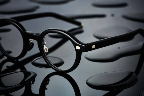 10 アイヴァン限定アイウェア“日本の墨”着想、艶消し漆黒のボリュームフレーム