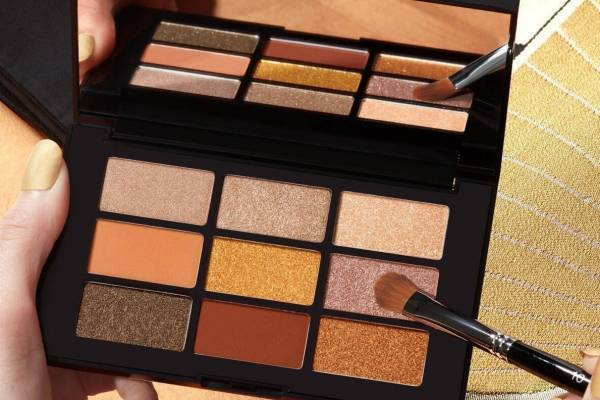 シュウ ウエムラ21年秋コスメ、金の建築物着想の“限定色だらけ”アイパレット＆シナモンカラーリップ