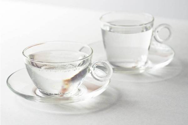 “砂糖のような”ガラス粒つきカップ＆ソーサー、耐熱ガラスのハリオ ランプワークファクトリーから