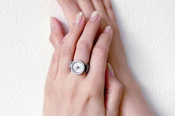 “指輪”になるミニ時計「リルサークル」人魚の心を表現した鮮やかパール文字盤