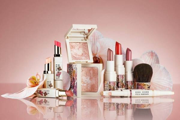 ボビイ ブラウン“蝶とハイビスカス”の21年秋コスメ、アイコンハイライトが「フラワーモチーフ」に