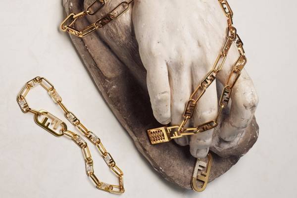 フェンディの新ジュエリーライン「フェンディ オーロック」デビュー、オバール型“FFロゴ”のピアスなど