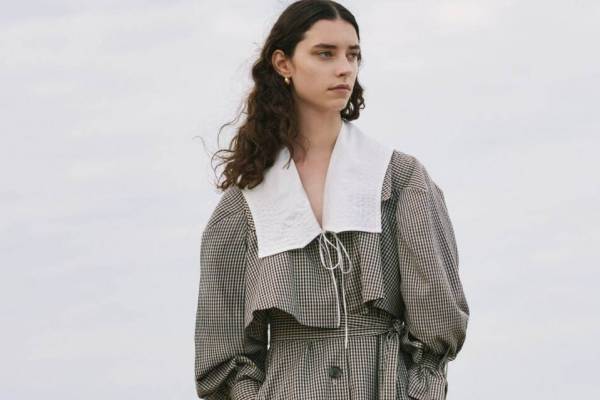 スナイデル21年秋、フリルカラーのニットワンピや大きめ襟のセーラー風ブラウス