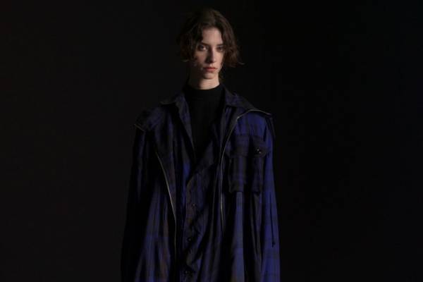 Y's“着慣れた風合い”のチェック柄ウェア、ミリタリー着想のコートドレスやサスペンダーパンツ