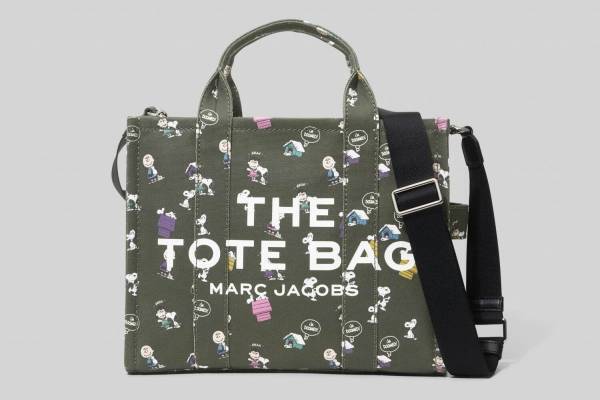 ピーナッツ×マーク ジェイコブス新作コラボ、キャラクター勢揃いの「ザ トートバッグ」やTシャツ