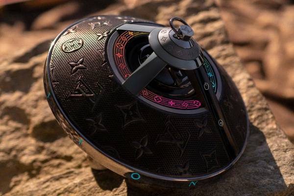 ルイ・ヴィトン“バッグ”感覚で持てる新作ワイヤレススピーカー、モノグラム・フラワーが光る円盤フォルム