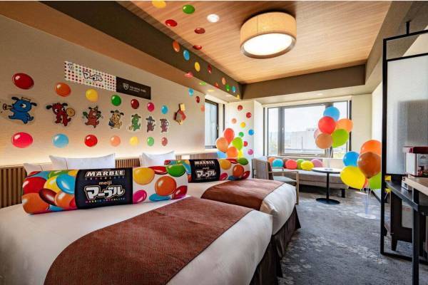 明治「マーブルチョコ」宿泊プラン“パッケージ型”抱き枕など、ザ ロイヤルパークホテル 京都梅小路で