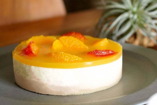 フォルマ“スペインの太陽”をイメージした限定レアチーズケーキ、オレンジムースを2層重ねに