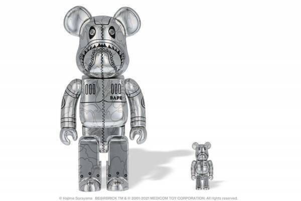 ア ベイシング エイプ×空山基、メタリックな「ベイプスタ」スニーカーやラインカモ柄ベアブリック
