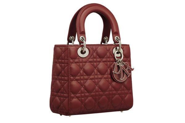 ディオール“真紅のアイコンバッグ”「レディ ディオール」や「サドル」バッグ、バラが咲くパンプスも