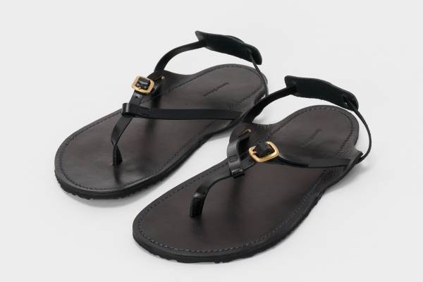 エンダースキーマの新作サンダル、定番「デバイス ストラップ」をレザーストラップでアップデート