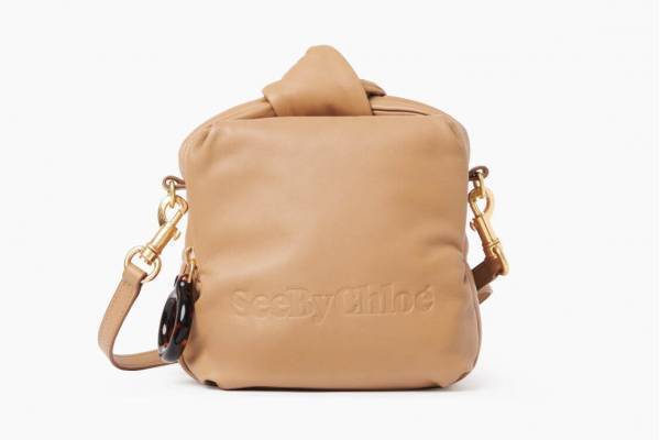 シーバイクロエ新作、異素材ミックスのスクエア型ショルダー「エラ」＆蝶結びハンドルのカメラバッグ