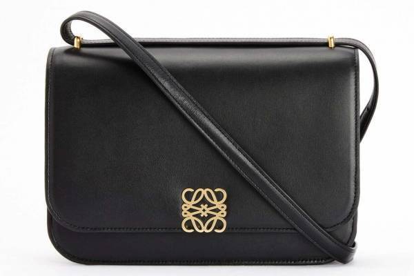 ロエベの新アイコンバッグ「ゴヤバッグ」輝くアナグラムクロージャー×シルクカーフスキンボディ