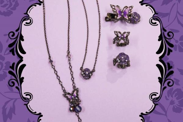 アナ スイからパープルの“蝶と薔薇”モチーフの新作アクセサリー