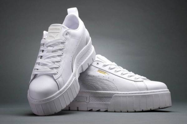 プーマのウィメンズ厚底スニーカー「メイズ」オールホワイト＆ブラックの新作