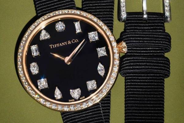 「ティファニー エタニティ ウォッチ」“ハートやトライアングル型”12種のダイヤモンドが並ぶ文字盤