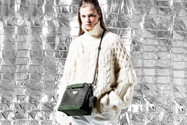 ラミダス×フォーサムワン“ミリタリー”着想のバッグ、ナイロン×スエードのバックパックやトート