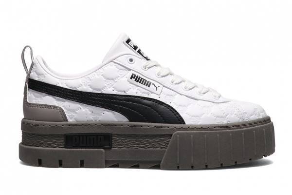 アトモス ピンク×プーマの厚底ウィメンズスニーカー「メイズ」凹凸アッパーにグレーソールをプラス