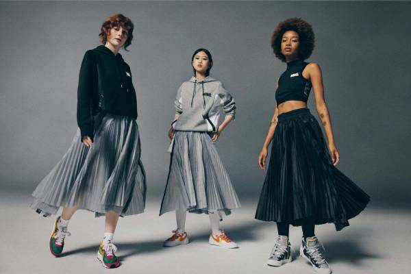 ナイキ×sacaiコラボウェア、スポーツウェアをドッキングしたMA-1やプリーツスカート